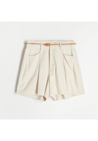 Reserved - Krótkie szorty z paskiem - Kremowy. Kolor: kremowy. Długość: krótkie #1