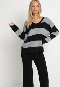 Born2be - Szary Dzianinowy Komplet Szerokie Spodnie i Sweter w Paski Falesea. Kolor: szary. Materiał: dzianina. Wzór: paski #7
