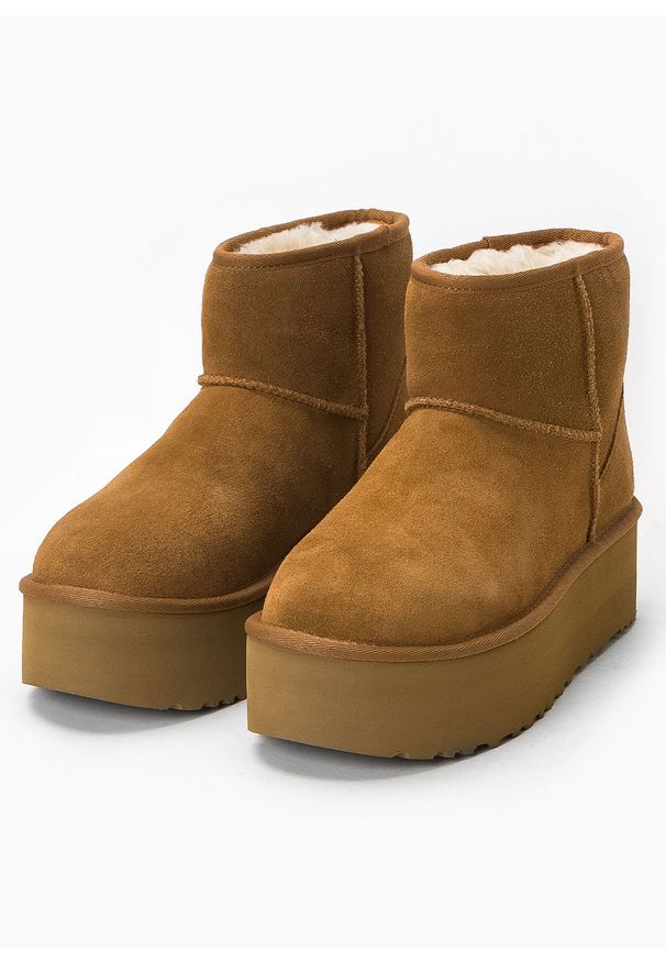 Ugg - Buty zimowe damskie brązowe UGG W CLASSIC MINI PLATFORM. Kolor: brązowy. Materiał: skóra, wełna, zamsz, poliester, lyocell. Szerokość cholewki: normalna. Wzór: aplikacja. Sezon: zima. Obcas: na platformie
