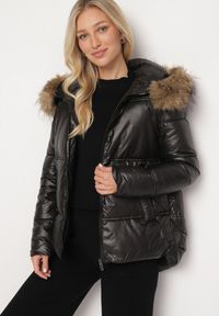 Born2be - Czarna Kurtka Pikowana z Kapturem z Odpinanym Futerkiem i Dłuższym Tyłem Clorina. Okazja: na co dzień. Typ kołnierza: kaptur. Kolor: czarny. Materiał: futro. Długość: długie. Wzór: aplikacja. Styl: klasyczny, casual, elegancki #5