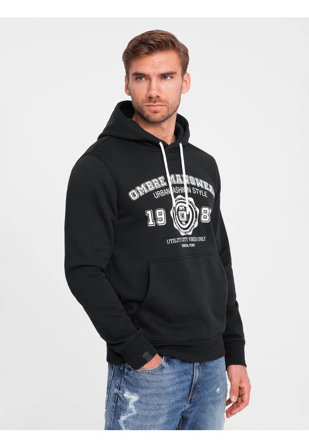 Ombre Clothing - Bluza męska kangurka z kapturem i nadrukiem w stylu college – czarna V3 - Rozmiar: XXL. Okazja: na co dzień. Typ kołnierza: kaptur. Kolor: czarny. Materiał: dzianina, poliester, materiał, dresówka, bawełna. Wzór: nadruk. Styl: klasyczny, casual, elegancki