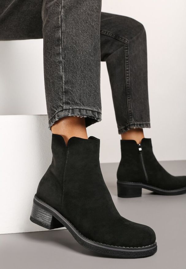Renee - Czarne Ocieplane Casualowe Botki Reaniwen. Okazja: na co dzień. Nosek buta: okrągły. Kolor: czarny. Materiał: jeans. Obcas: na obcasie. Styl: casual. Wysokość obcasa: niski