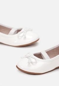 Born2be - Białe Balerinki Amathanassa. Nosek buta: okrągły. Zapięcie: bez zapięcia. Kolor: biały. Materiał: lakier