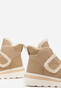 Born2be - Ciemnobeżowe Śniegowce z Przeszyciami i Futerkiem Newella. Okazja: na co dzień. Zapięcie: rzepy. Kolor: beżowy. Materiał: futro. Styl: klasyczny, casual, elegancki #2