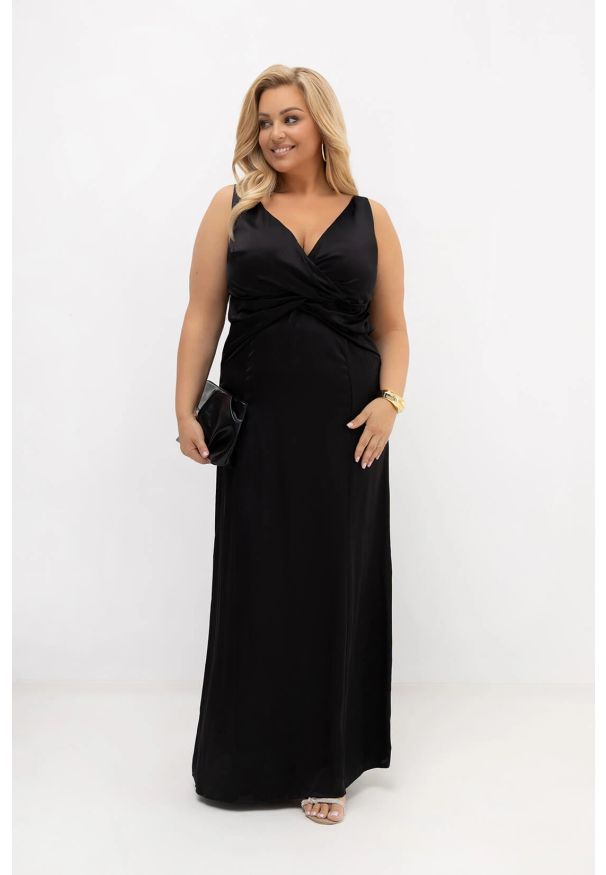 Moda Size Plus Iwanek - Czarna sukienka satynowa maxi Black Dream na wesele, bal i eleganckie wyjścia PLUS SIZE OVERSIZE LATO. Okazja: na wesele, na ślub cywilny. Typ kołnierza: dekolt kopertowy. Kolekcja: plus size. Kolor: czarny. Typ sukienki: oversize, dla puszystych. Materiał: satyna. Sezon: lato. Styl: elegancki. Długość: maxi