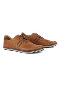 Polbut Buty męskie casual 1801L Ax Camel brązowe. Okazja: na co dzień. Zapięcie: pasek. Kolor: brązowy. Materiał: jeans, skóra. Wzór: paski. Sezon: wiosna, jesień, lato. Styl: casual #4