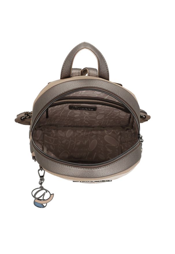 Plecak damski Anekke, z ozdobnym motywem graficznym i metalowym logotypem zamykany na zamek wyposażony w poręczną rączkę regulowane szelki oraz dekor. Kolor: beżowy. Wzór: nadruk. Styl: elegancki, klasyczny, casual