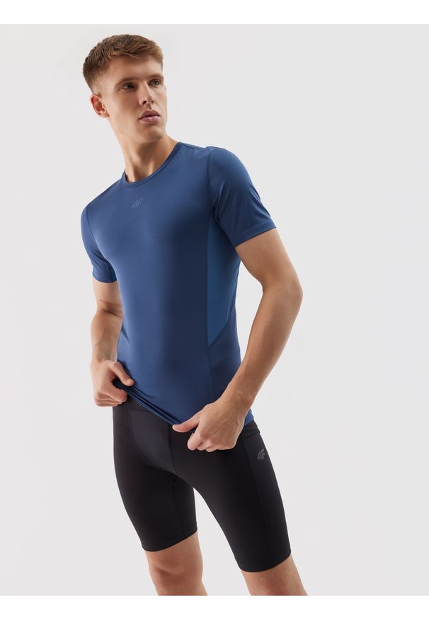 4f - 4F Legginsy krótkie treningowe szybkoschnące męskie - czarne 3XL. Kolor: czarny. Materiał: włókno, elastan, dzianina, materiał, poliester. Wzór: gładki, jednolity, ze splotem. Sport: fitness