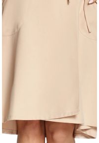 Sukienki.shop - Sukienka trapezowa kopertowa z paskiem i kieszeniami beżowa. Okazja: na co dzień, na spotkanie biznesowe, do pracy. Typ kołnierza: dekolt w kształcie V, dekolt kopertowy. Kolor: beżowy. Wzór: gładki. Typ sukienki: kopertowe, trapezowe. Materiał: tkanina, elastan. Sezon: wiosna, jesień, lato. Styl: casual, biznesowy, elegancki, klasyczny. Długość: midi #5