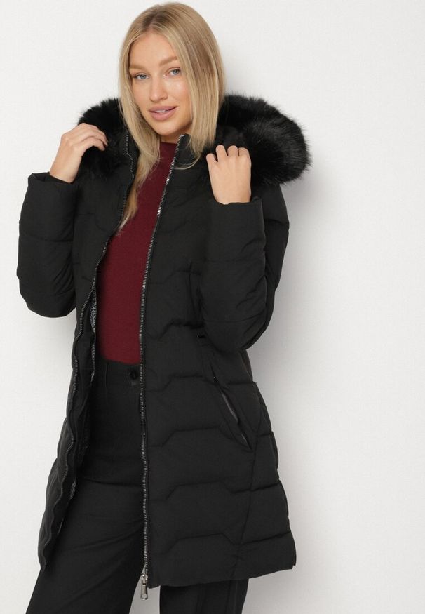 Born2be - Czarna Taliowana Kurtka z Pikowanymi Przeszyciami i Kapturem z Futrem Mundria. Okazja: na co dzień. Kolor: czarny. Materiał: futro. Styl: klasyczny, casual, elegancki