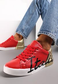 Renee - Czerwono-Złote Sneakersy z Ozdobnym Nadrukiem Arenthea. Kolor: czerwony. Wzór: nadruk #1