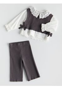 Reserved - Dzianinowa kamizelka z koszulą - ciemnoszary. Kolor: szary. Materiał: dzianina #1