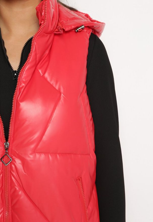 Born2be - Czerwona Pikowana Kamizelka z Kapturem Incanto. Typ kołnierza: kaptur. Kolor: czerwony. Wzór: geometria