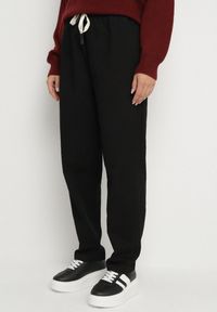 Born2be - Czarne Spodnie Bawełniane w Stylu Mom Fit ze Sznurkiem Adenelle. Okazja: na co dzień. Kolor: czarny. Materiał: bawełna. Styl: casual