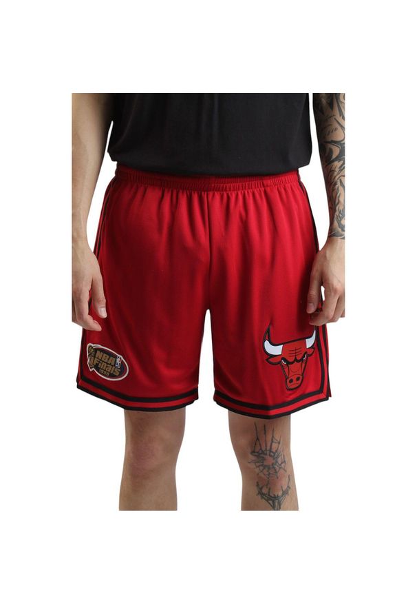 Mitchell & Ness - Krótka bluzka z logo Chicago Bulls. Kolor: czerwony, pomarańczowy, wielokolorowy. Długość: krótkie. Sport: koszykówka