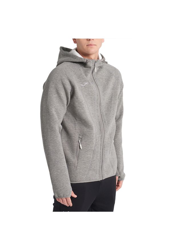 Kurtka Joma Basilea. Kolor: szary. Materiał: softshell. Wzór: haft. Sport: turystyka piesza