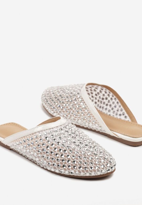 Renee - Białe Siateczkowe Klapki Typu Mule z Cyrkoniami Udovisa. Okazja: na co dzień, na imprezę. Kolor: biały. Materiał: jeans. Sezon: wiosna, lato. Styl: casual