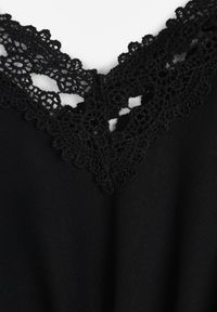 Renee - Czarna Rozkloszowana Sukienka Mini z Gumką w Talii i Hiszpańskimi Rękawami z Koronką Carolta. Kolor: czarny. Materiał: koronka. Wzór: koronka. Sezon: wiosna, lato. Długość: mini #3