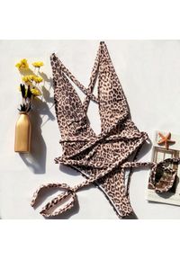 Intica - Jednoczęściowy strój kąpielowy z głębokim dekoltem Toyomi. Materiał: materiał