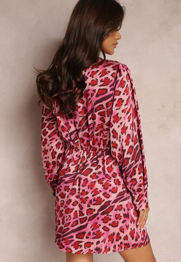 Renee - Różowa Krótka Sukienka Satynowa z Kopertowym Dekoltem i Wzorem w Cętki Juminore. Kolor: różowy. Materiał: satyna. Typ sukienki: kopertowe. Długość: mini