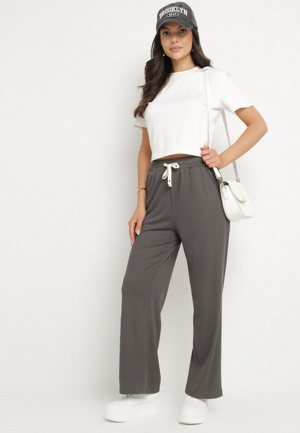 Born2be - Ciemnoszare Spodnie z Gumką w Pasie i Szeroką Nogawką Mironia. Okazja: na co dzień. Kolor: szary. Styl: elegancki, casual