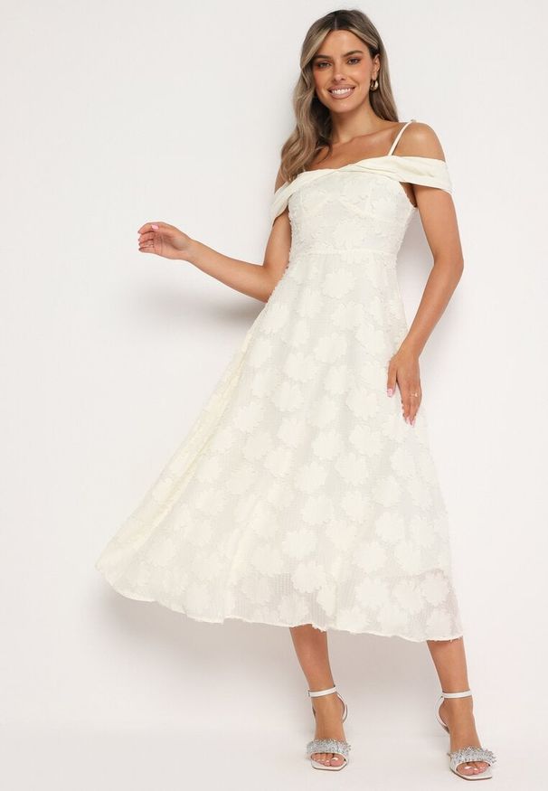 Born2be - Jasnobeżowa Rozkloszowana Sukienka na Regulowanych Ramiączkach o Taliowanym Kroju Umadea. Kolor: beżowy. Długość rękawa: na ramiączkach. Styl: elegancki