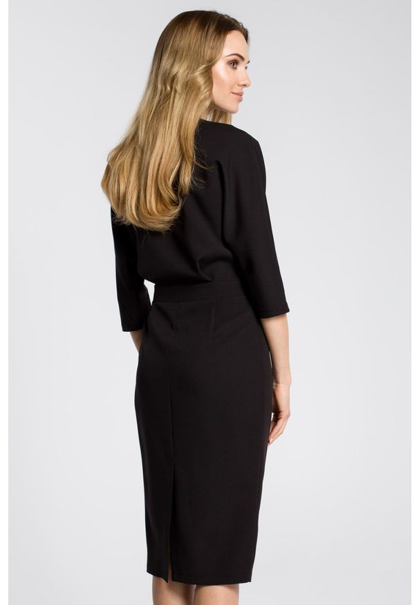 MOE - Sukienka elegancka midi kimonowa góra i dopasowany dół czarna. Okazja: do pracy, na spotkanie biznesowe, na randkę. Kolor: czarny. Typ sukienki: dopasowane. Styl: elegancki. Długość: midi