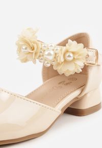 Born2be - Beżowe Lakierowane Sandały na Niskim Obcasie z Kwiatkami i Perełkami Denagia. Zapięcie: sprzączka. Kolor: beżowy. Materiał: lakier. Wzór: kwiaty. Sezon: lato. Styl: elegancki #5