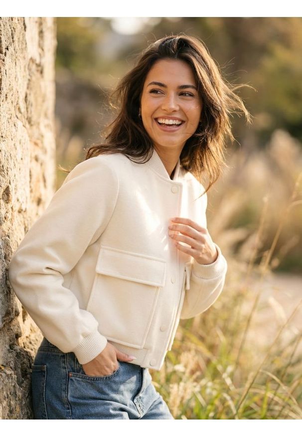 Sinsay - Rozpinana kurtka bez kaptura - kremowy. Typ kołnierza: bez kaptura. Kolor: kremowy