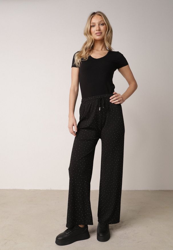 Born2be - Czarne Szerokie Spodnie z Bawełną Zdobione Cyrkoniami Azilene. Okazja: na co dzień. Stan: podwyższony. Kolor: czarny. Materiał: bawełna. Wzór: aplikacja. Styl: casual, klasyczny