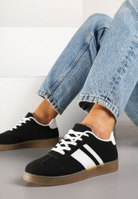 Renee - Czarne Sneakersy Typu Tenisówki Ozdobione Paskami Amolana. Okazja: na co dzień. Zapięcie: pasek. Kolor: czarny. Materiał: jeans. Wzór: aplikacja