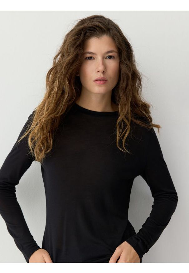 Reserved - Longsleeve z dodatkiem kaszmiru - czarny. Kolor: czarny. Materiał: kaszmir. Długość rękawa: długi rękaw