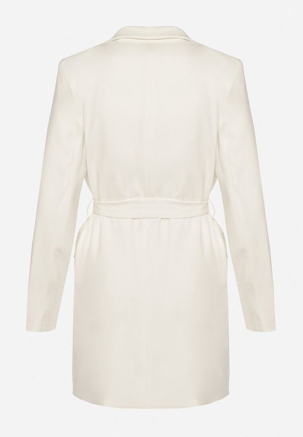 Born2be - Biała Sukienka o Fasonie Marynarki Dwurzędowa z Poduszkami w Ramionach i Paskiem Sinseli. Kolor: biały