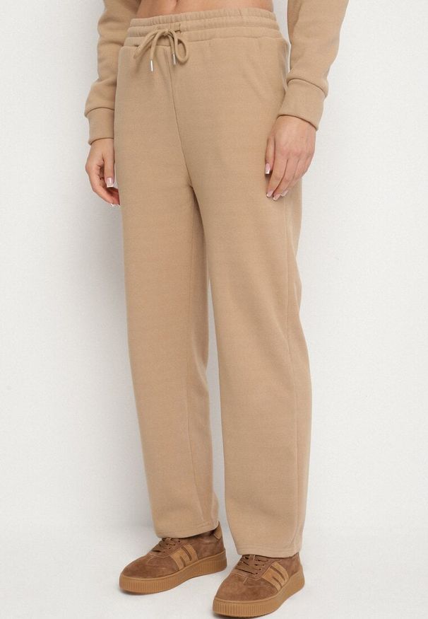 Born2be - Ciemnobeżowy Ocieplany Komplet Dresowy z Bawełny Bluza z Suwakiem i Spodnie Miretila. Kolor: beżowy. Materiał: bawełna, dresówka. Sport: turystyka piesza