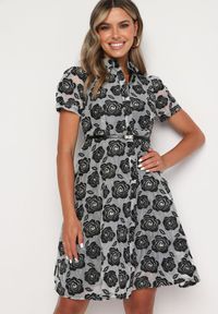 Born2be - Czarno-Szara Sukienka Koktajlowa o Koszulowym Kroju na Guziki z Paskiem z Perełką Vimari. Okazja: na randkę, na ślub cywilny, na wesele. Kolor: czarny. Długość rękawa: krótki rękaw. Typ sukienki: koszulowe. Styl: wizytowy #3