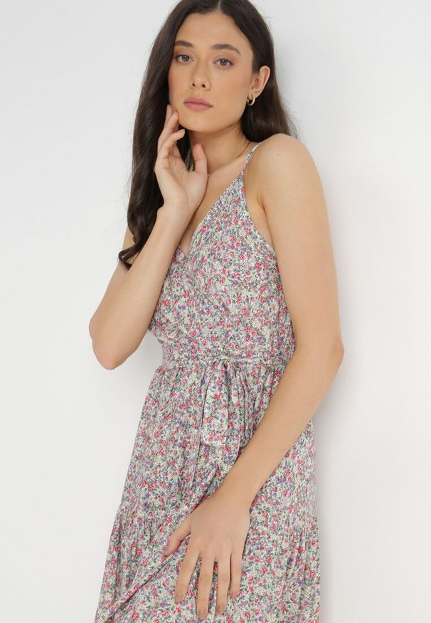 Born2be - Biało-Różowa Sukienka z Wiskozy Porthos. Kolor: biały. Materiał: wiskoza. Długość rękawa: na ramiączkach. Wzór: kwiaty. Sezon: lato. Typ sukienki: kopertowe. Długość: mini