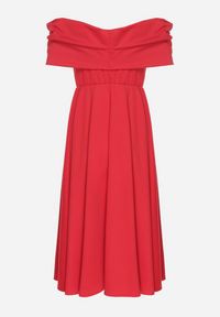 Born2be - Czerwona Rozkloszowana Sukienka z Odsłoniętymi Ramionami i Drapowaniem Odilene. Okazja: na imprezę. Kolor: czerwony. Sezon: lato. Typ sukienki: z odkrytymi ramionami. Styl: elegancki #6