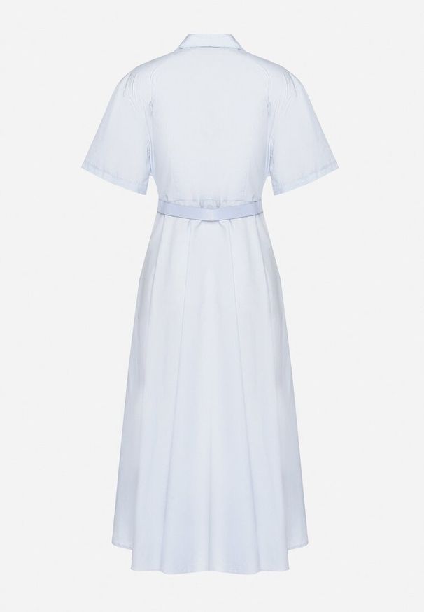 Born2be - Jasnoniebieska Bawełniana Sukienka o Koszulowym Kroju z Paskiem i Kwiatowymi Broszkami Zelnea. Okazja: na spotkanie biznesowe. Kolor: niebieski. Materiał: bawełna. Długość rękawa: krótki rękaw. Wzór: kwiaty. Typ sukienki: koszulowe. Styl: elegancki, biznesowy