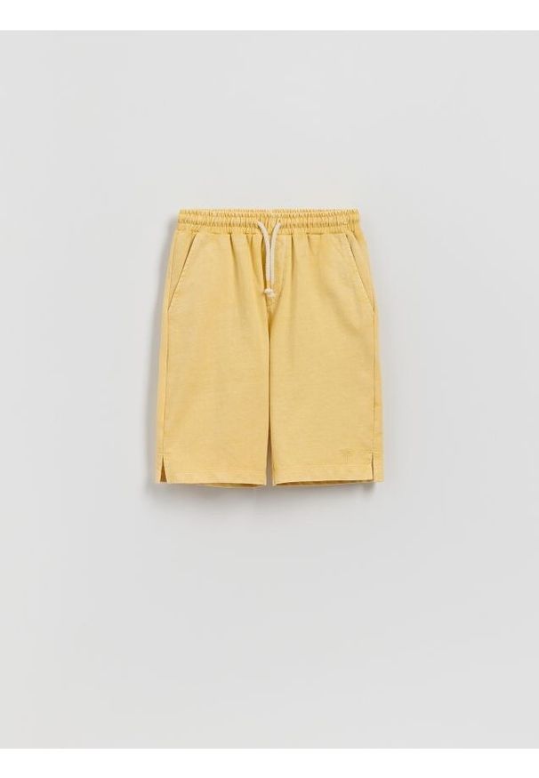 Reserved - Szorty bermudy - żółty. Kolor: żółty. Materiał: bawełna, dzianina