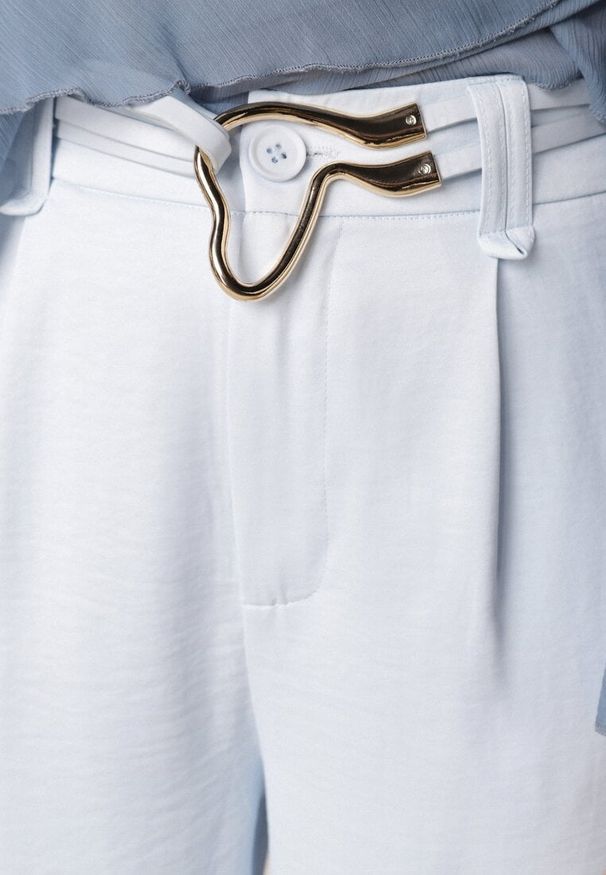 Born2be - Niebieskie Szerokie Spodnie z Wysokim Stanem z Domieszką Bawełny i Geometryczną Klamrą Syliteia. Okazja: na co dzień. Stan: podwyższony. Kolor: niebieski. Materiał: bawełna. Wzór: geometria. Styl: casual