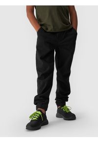 4f - 4F Spodnie casual joggery chłopięce - czarne 128 (7-8 lat). Okazja: na co dzień. Kolor: czarny. Materiał: bawełna, tkanina, elastan, materiał. Wzór: jednolity. Sezon: lato. Styl: casual