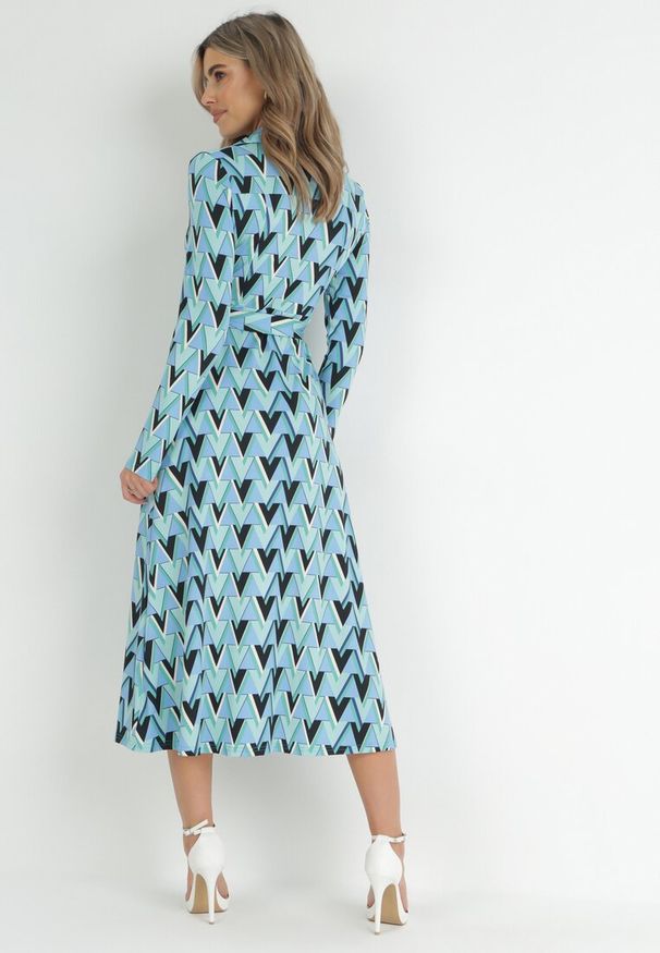 Born2be - Niebieska Sukienka Maxi z Wiązanym Paskiem i Geometrycznym Wzorem Annalea. Okazja: na co dzień, na imprezę. Kolor: niebieski. Materiał: materiał, wiskoza. Długość rękawa: długi rękaw. Wzór: geometria. Styl: casual. Długość: maxi