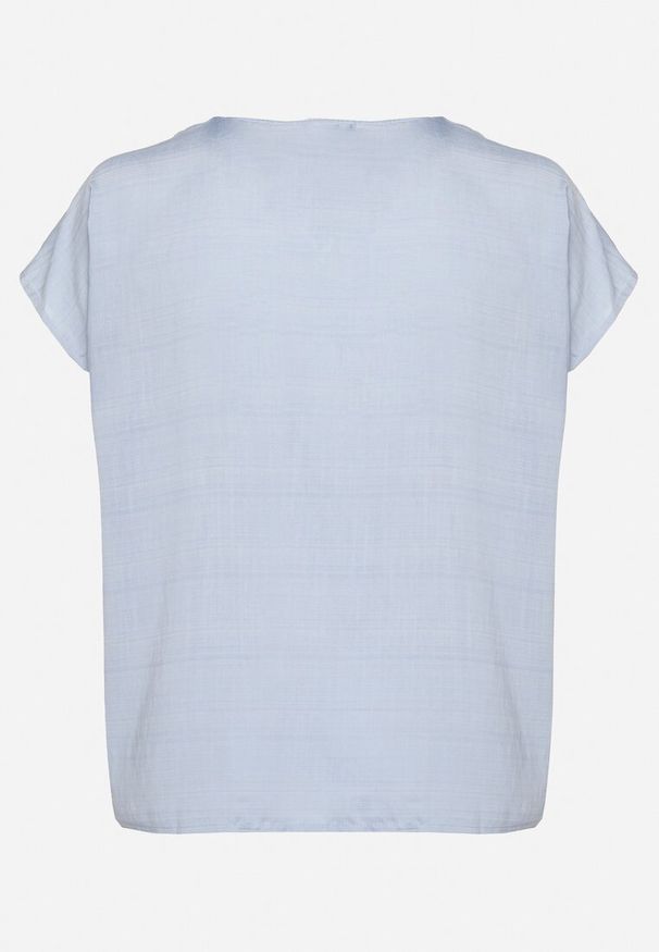 Born2be - Niebieska Bluzka z Wiskozą Wiązana przy Dekolcie Dovarelle. Okazja: na co dzień. Kolekcja: plus size. Kolor: niebieski. Materiał: wiskoza. Długość rękawa: krótki rękaw. Długość: krótkie. Styl: elegancki, casual