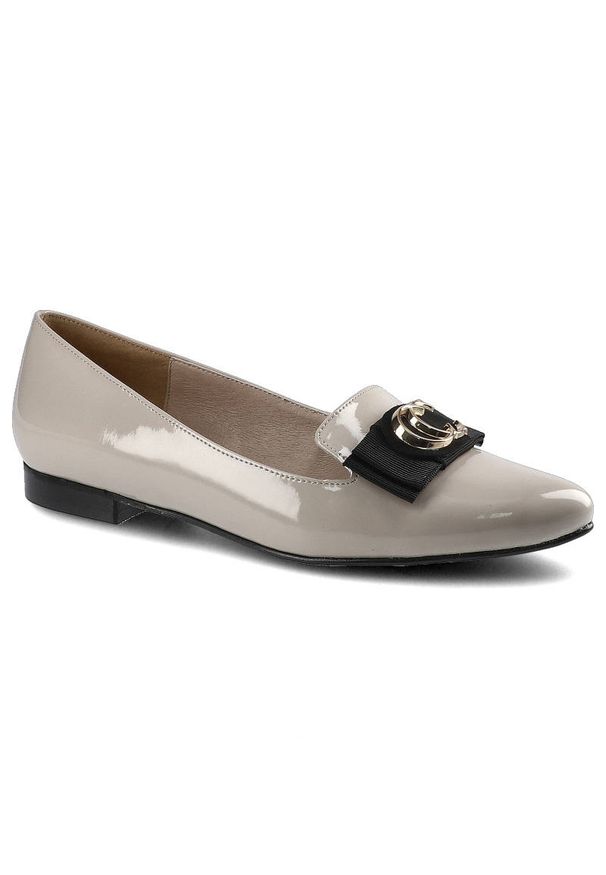 Czółenka damskie Karino, ze skórzaną lakierowaną cholewką ozdobnym paskiem z metalową aplikacją i niską elastyczną podeszwą, beżowe, 3691-001-P. Okazja: na co dzień, do pracy, na spotkanie biznesowe. Zapięcie: pasek. Kolor: beżowy. Szerokość cholewki: normalna. Wzór: aplikacja. Materiał: skóra, lakier. Obcas: na obcasie. Styl: casual, biznesowy, elegancki. Wysokość obcasa: niski