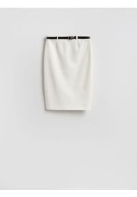 Reserved - Spódnica z paskiem - biały. Kolor: biały. Materiał: tkanina, wiskoza