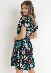Born2be - Granatowa Sukienka Mini z Gumką w Pasie i Krótkimi Rękawami z Wiskozy Ferny. Okazja: na co dzień. Typ kołnierza: dekolt kopertowy. Kolor: niebieski. Materiał: wiskoza. Długość rękawa: krótki rękaw. Typ sukienki: kopertowe. Styl: casual. Długość: mini #5