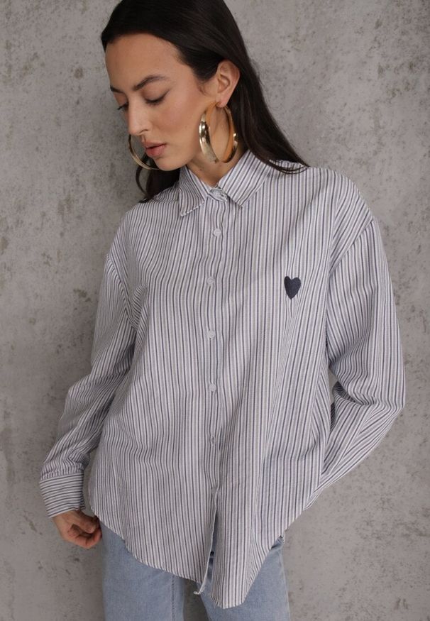 Renee - Niebieska Koszula z Bawełną w Paski z Haftowaną Aplikacją Serca Sewrona. Okazja: na co dzień. Kolor: niebieski. Materiał: bawełna. Wzór: haft, paski, aplikacja. Styl: casual, klasyczny