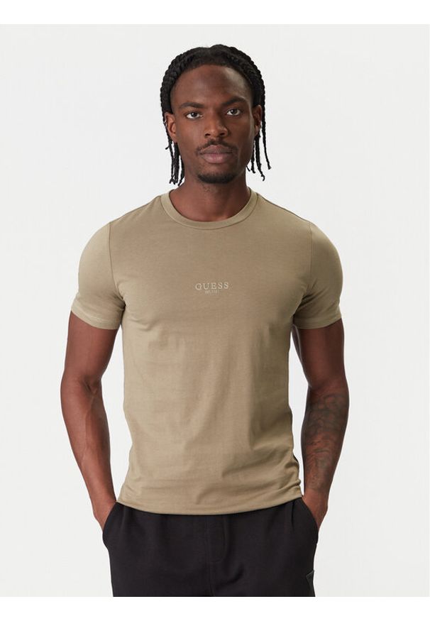 Guess Jeans T-Shirt M2YI72 I3Z14 Khaki Regular Fit. Kolor: brązowy. Materiał: bawełna