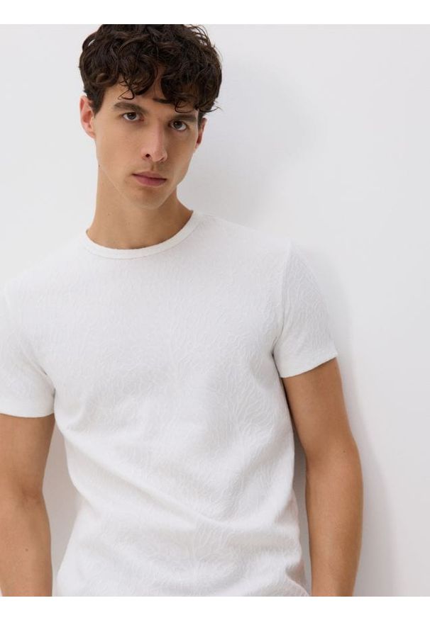 Reserved - Strukturalny t-shirt slim - złamana biel. Materiał: bawełna, dzianina