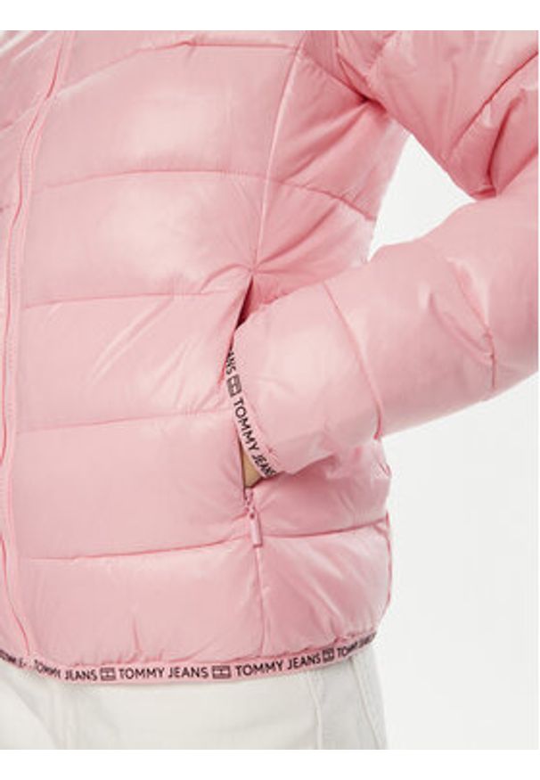 Tommy Jeans Kurtka zimowa Essential DW0DW19312 Różowy Regular Fit. Kolor: różowy. Materiał: syntetyk. Sezon: zima